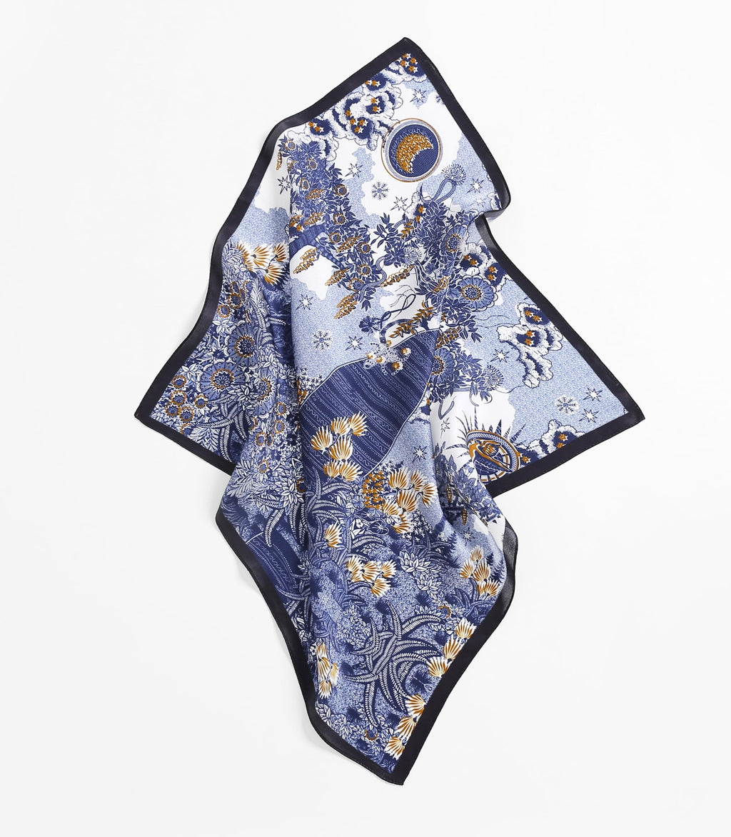 Toile square laid on the diagonal, engraved foliage and a moon medallion at the top