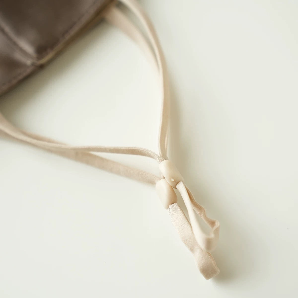 Jeelow 100% Mulberry Silk Face Cloth Mask Washable Reusable Breathable 22 Momme Double Layer Two Tone Adjustable Straps